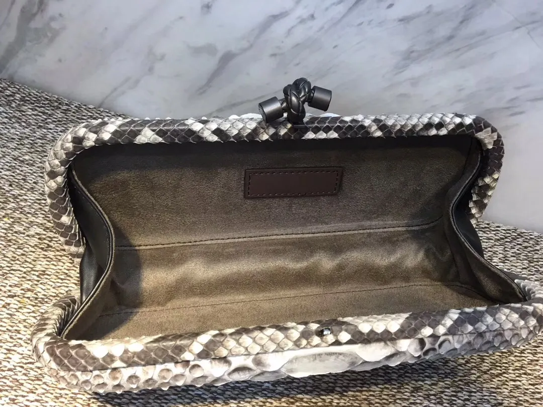 🔥🔥Model No. 8651🔥🔥This elegant clutch bag is one of the most popular handbags in woven bags. It is an interpretation of a classic design that was reintroduced in 2001. Since its launch, the Knot clutch has exhibited exquisite craftsmanship and integrated different styles from low-key to flamboyant. Each new Knot product demonstrates the irresistible and timeless charm of this classic handbag. This luxurious handbag features the signature braided rope buckle and is crafted from rare yellow-ringed forest snake and water snake skins. More charming and luxurious texture. Size Large 25cm